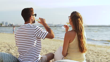 Feliz-Pareja-Bebiendo-Champán-En-La-Playa-De-Verano.-Concepto-De-Ocio,-Relaciones-Y-Personas.-Feliz-Pareja-Bebiendo-Champán-En-La-Playa-De-Verano.