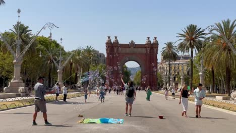 Street-performer-near-Arc-de-Triomf-in-Barcelona-on-a-sunny-day