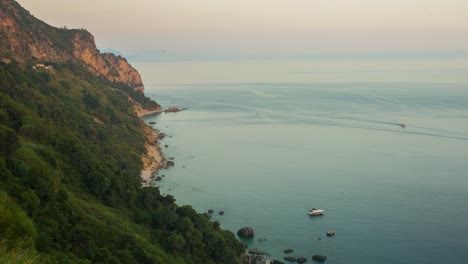 Lanchas-A-Motor-En-El-Mar-Adriático-Cerca-De-Las-Montañas-Con-Vegetación-De-La-Ciudad-De-Budva-En-Montenegro