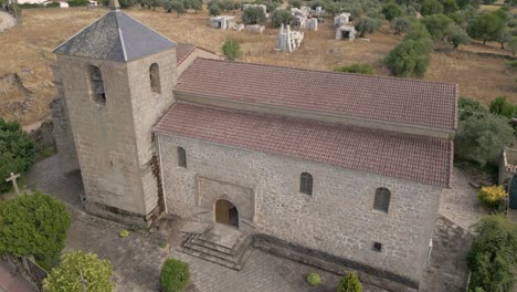 Flug-In-Der-Aus-Stein-Erbauten-Kirche-San-Bartolomé-Aus-Dem-16.-Jahrhundert,-Wir-Sehen-Den-Glockenturm-Und-Seinen-Garten-Und-Entdecken-Den-Ort,-An-Dem-Er-Sich-Befindet