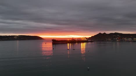 Atardecer-En-La-Playa-La-Herradura-Con-Vista-A-Un-Barco-Carguero,-En-La-Comuna-De-Coquimbo,-Chile