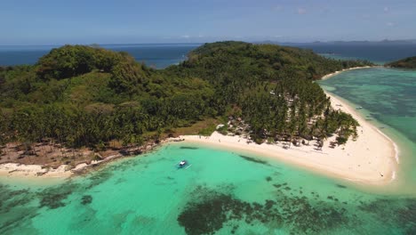 4K-Drohnenvideo-Mit-Rückwärtsflug,-Um-Mehr-Von-Einer-Wunderschönen-Tropischen-Insel-In-Palawan,-Philippinen-Zu-Zeigen