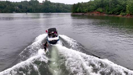 Wakesurf-En-El-Lago-James-En-Nc-Lake-James,-Carolina-Del-Norte-28-De-Julio