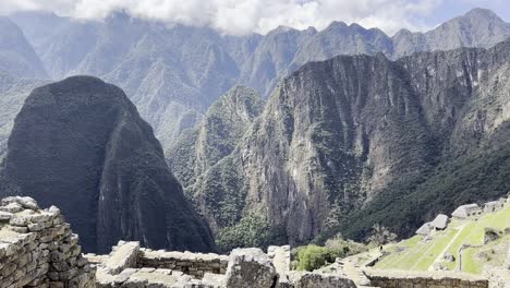 Majestuosas-Ruinas-Incas-Enclavadas-En-Los-Andes,-Machu-Picchu,-Peru