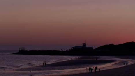 Un-Hermoso-Y-Pintoresco-Lapso-De-Tiempo-Del-Atardecer-En-La-Playa-Con-Un-Ambiente-Romántico-Y-Encantador.