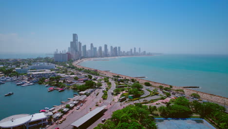 Vuela-Hacia-El-Horizonte-De-La-Ciudad-Y-Playa-Boca-Grande_Cartagena-Colombia