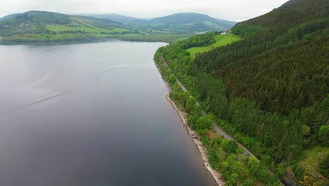 Drohnenflug-über-Den-See-Loch-Ness,-Schottland