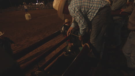 Cowboys-Bereiten-Einen-Reiter-Auf-Das-Bullenreiten-Beim-Siloam-Springs-Rodeo-In-Zeitlupe-Vor