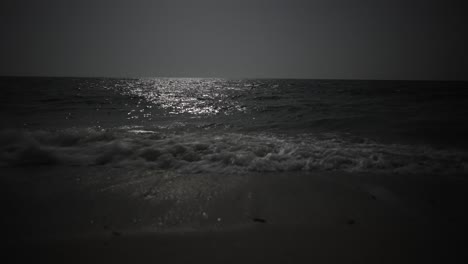 Reflejo-De-La-Luz-De-La-Luna-En-La-Superficie-Del-Mar-Poco-Profunda-Del-Golfo-Pérsico,-Paisaje-Brumoso-Nocturno-En-Irán,-Playa-Oceánica,-Vista-Panorámica-Maravillosa,-Increíble-Destino-Turístico,-Atracción-Turística-De-Arabia-Saudita-Y-Qatar