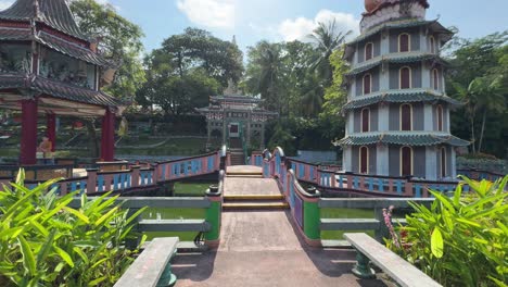 Dolly-In-Aufnahme-Des-Malerischen-Vergnügungsparks-Mit-Blick-Auf-Einen-Pavillon-Und-Eine-Pagode-In-Der-Haw-Par-Villa,-Singapur