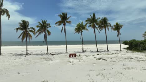 Leere-Parkbank-An-Einem-Strand-In-Fort-Myers-Beach,-Florida