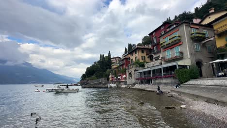 Varenna-Stadt-An-Der-Küste-Des-Comer-Sees-In-Italien,-Touristenziel