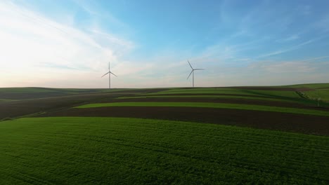 Sanfte-Grüne-Felder-Mit-Windrädern-Unter-Einem-Strahlend-Blauen-Himmel