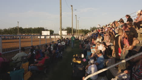 Los-Espectadores-Del-Rodeo-Disfrutan-Del-Evento-En-Un-Día-Soleado-En-Siloam-Springs,-Arkansas.