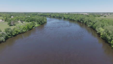 Vorwärts-Gerichtete-Drohnenaufnahme-Des-Mississippi-In-Den-USA-Mit-Tropischem-Wald-Auf-Beiden-Seiten