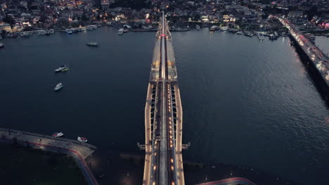 Direkter-Blick-Von-Oben-Auf-Die-Goldene-Hornbrücke-Zur-Blauen-Stunde-In-Der-Nacht,-Einschließlich-U-Bahn,-Statisch,-Kopierraum