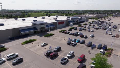 Toma-Aérea-De-Un-Dron-Sobre-La-Cadena-De-Supermercados-Meijer-Supercenter