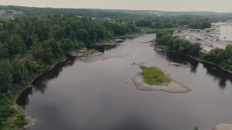 Río-Saint-François-Junto-A-La-Planta-De-Fabricación-De-Brompton,-Sherbrooke,-Canadá