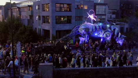 Impresionante-Pegaso-Cibernético-En-Un-Desfile-Multitudinario-En-Galway-Por-La-Noche