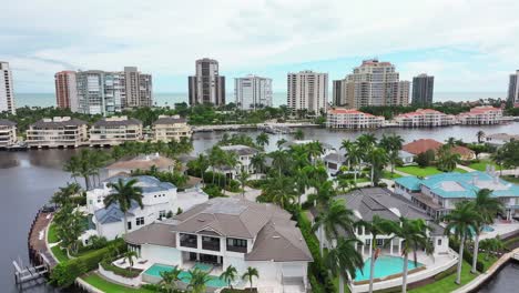 Luxuriöse-Häuser-Am-Wasser-In-Naples,-Florida,-Mit-Pools-Und-Privaten-Anlegestellen