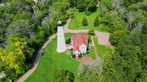 Wunderschöne-360-Grad-Luftdrehung-über-Dem-Northpoint-Leuchtturm-Und-Museum-Im-Lake-Park,-Milwaukee,-Wisconsin