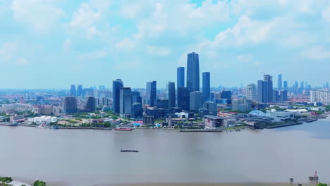 Die-Panoramaaussicht-Auf-Die-Skyline-Mit-Hohen-Gebäuden,-Wolkenkratzern-Und-Dem-Autoverkehr-Auf-Der-Autobahn,-Der-Durch-Die-Innenstadtstraße-Mit-Brücke-Fährt