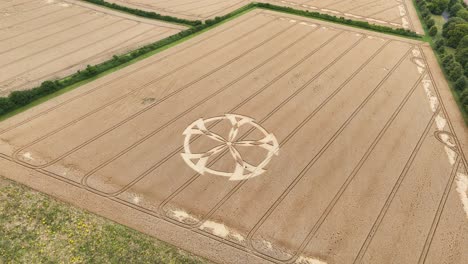 Vista-Aérea-De-La-Formación-De-Círculos-En-Los-Cultivos-De-Badbury-Rings-Que-Giran-Sobre-Las-Tierras-De-Cultivo-De-Trigo-De-Dorset