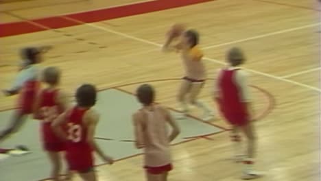 Partido-De-Baloncesto-De-Secundaria-De-Los-Años-70-Que-Se-Juega-En-El-Interior