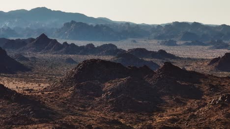 Amplia-Vista-Aérea-De-Un-Vasto-Desierto-De-Rocas.