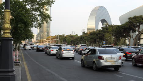 Tráfico-Intenso-En-La-Calle-Principal-De-La-Ciudad-De-Bakú