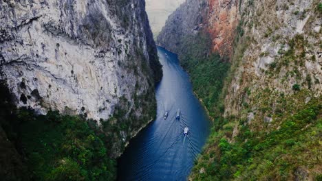 Dieses-Filmmaterial-Zeigt-Eine-Ruhige-Flussfahrt-Durch-Die-Majestätische-Schlucht-Von-Ha-Giang-Im-Norden-Vietnams.