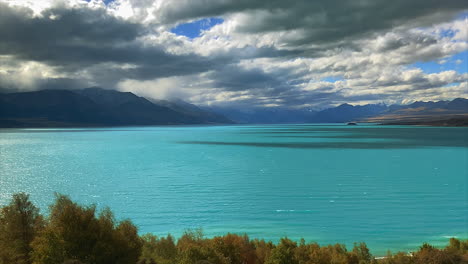 Lake-Pukaki-in-the-Mackenzie-Basin-in-New-Zealand's-Ben-Ohau-Mountain-Range---panorama