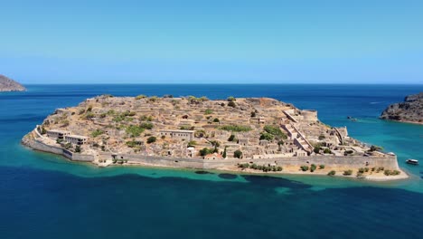 Vista-Orbital-De-La-Antigua-Isla-Fortaleza-Veneciana-De-Spinalonga-Y-Sus-Aguas-Turquesas,-Grecia