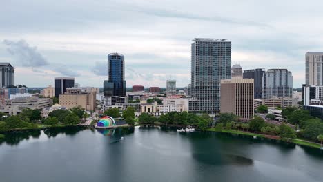 Pushing-in-on-Orlando's-downtown-buildings-on-Lake-Eola