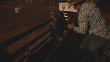 Rodeoreiter-Bereitet-Sich-Auf-Das-Bullenreiten-Beim-Siloam-Springs-Rodeo-In-Der-Nacht-Vor