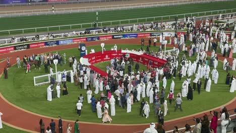 Parade-Der-Siegreichen-Pferde-Und-Jockeys-Im-Siegerkreis-Beim-Dubai-World-Cup