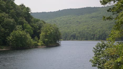 Un-Lago-Con-Montañas-Al-Fondo