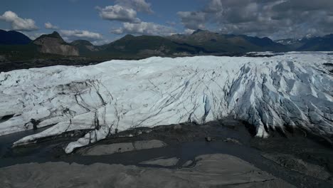 Drohnenaufnahmen-Vom-Alaska-Gletscher,-Der-Sich-Langsam-Dem-Ende-Des-Gletschers-Nähert