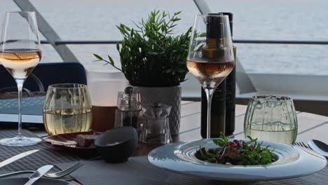 Filmische-Nahaufnahme-Von-Essen-Und-Wein-Auf-Einem-Kreuzfahrtschiff-In-Einem-Luxusrestaurant