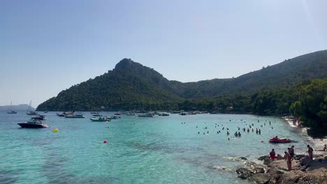 Touristen-Genießen-Einen-Sonnigen-Tag-An-Einem-Wunderschönen-Strand-Auf-Mallorca-Mit-Klarem,-Türkisfarbenem-Wasser