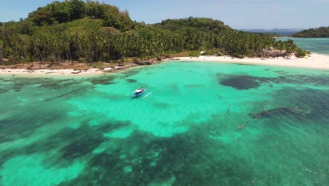 4K-Drohnenvideo,-Das-Auf-Ein-Boot-Zufliegt,-Das-Zu-Einer-Wunderschönen-Insel-In-Palawan,-Philippinen,-Segelt