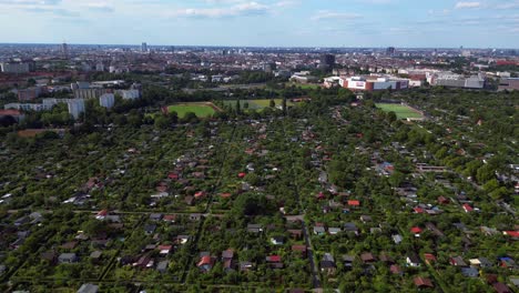 Kleingärten-Bieten-Eine-Grüne-Oase-In-Der-Stadt-Berlin,-Deutschland