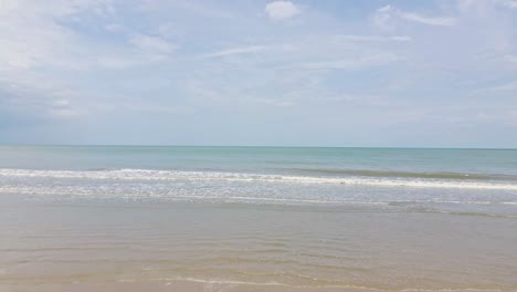 Playa-Cha-am-En-Tailandia-Con-Olas-Del-Océano-Y-Arena