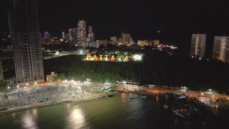 Vista-Aérea-De-La-Ciudad-De-Destino-Turístico-De-Pattaya,-Tailandia,-Señal-Iluminada-Por-La-Noche