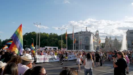 Camarógrafos-Filmando-Un-Vibrante-Evento-Del-Orgullo-En-Madrid,-Capturando-El-Espíritu-Y-La-Celebración-Del-Orgullo-LGBTQ