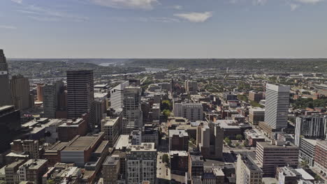 Cincinnati,-Ohio,-Luftaufnahme-Eines-Filmischen-V84-Drohnenüberflugs-über-Die-Innenstadt,-Der-Das-Städtische-Stadtbild-Des-West-Ends,-Den-Autobahnverkehr-Und-Die-Gewundenen-Flussansichten-Bei-Tageslicht-Einfängt-–-Aufgenommen-Mit-Mavic-3-Pro-Cine-–-September-2023