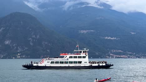 Ferry-Spluga-Cruzando-El-Lago-De-Como-En-Dirección-A-Bellagio