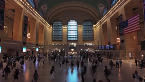 An-interior-slow-motion-shot-of-Grand-Central-Terminal,-during-the-morning-rush-hour