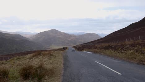 Autofahren-Auf-Abgelegenen-Straßen-Durch-Die-Wildnis-Der-Berglandschaft-Im-Hochland-Von-Schottland,-Großbritannien