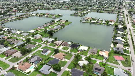 Suburban-neighborhood-with-waterfront-properties-and-green-lawns